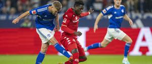 Schalkes Simon Terodde (l) macht das Tor zum 1:0.