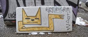 Comic Zeichnung auf illegal entsorgter Matratze in Berlin-Neukölln, Comic Zeichnung auf illegal entsorgter Matratze in Berlin-Neukölln, *** Comic drawing on illegally disposed mattress in Berlin Neukölln, comic drawing on illegally disposed mattress in Berlin Neukölln,