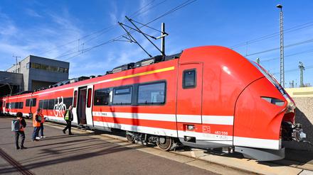 Universitäten, VBB und Verkehrsverwaltung haben eine Lösung für das Semesterticket für Berliner Studenten gefunden. Alle Studenten können ab dem 1. Juni ihr bestehendes Semesterticket durch Zahlung eines Aufpreises von 13,95 Euro pro Monat zu einem Deutschlandticket aufwerten.
