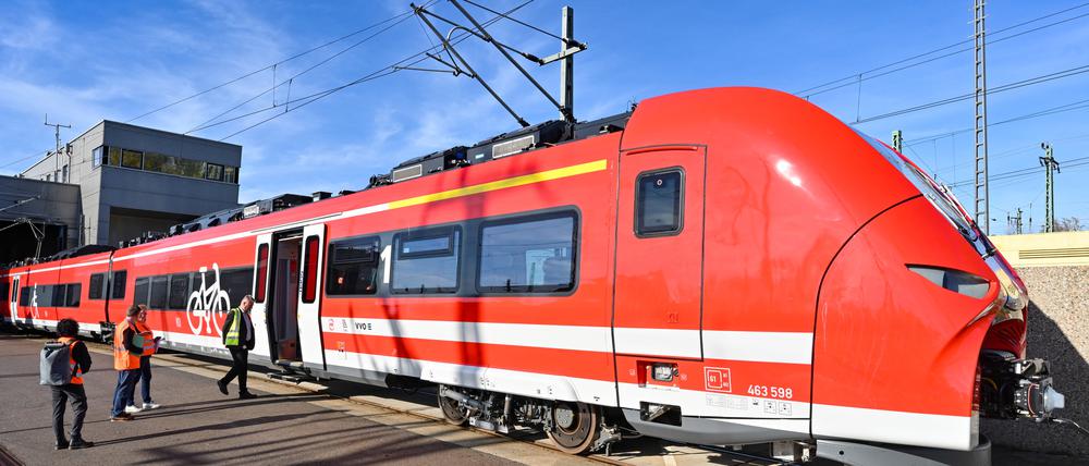 Universitäten, VBB und Verkehrsverwaltung haben eine Lösung für das Semesterticket für Berliner Studenten gefunden. Alle Studenten können ab dem 1. Juni ihr bestehendes Semesterticket durch Zahlung eines Aufpreises von 13,95 Euro pro Monat zu einem Deutschlandticket aufwerten.