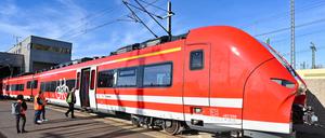 Universitäten, VBB und Verkehrsverwaltung haben eine Lösung für das Semesterticket für Berliner Studenten gefunden. Alle Studenten können ab dem 1. Juni ihr bestehendes Semesterticket durch Zahlung eines Aufpreises von 13,95 Euro pro Monat zu einem Deutschlandticket aufwerten.