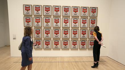 In der Australischen Nationalgalerie in Canberra haben zwei Klimaaktivistinnen die berühmten «Campbell’s Soup»-Siebdrucke von Popart-Künstler Andy Warhol mit blauer Farbe besprühten und klebten anschließend ihre Hände daran fest.