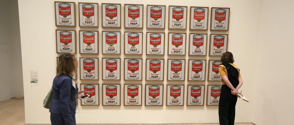 In der Australischen Nationalgalerie in Canberra haben zwei Klimaaktivistinnen die berühmten «Campbell’s Soup»-Siebdrucke von Popart-Künstler Andy Warhol mit blauer Farbe besprühten und klebten anschließend ihre Hände daran fest. 
