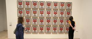 In der Australischen Nationalgalerie in Canberra haben zwei Klimaaktivistinnen die berühmten «Campbell’s Soup»-Siebdrucke von Popart-Künstler Andy Warhol mit blauer Farbe besprühten und klebten anschließend ihre Hände daran fest. 