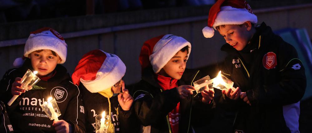 2. Siegener Weihnachtssingen im Leimbachstadion mit 2800 Gästen.