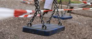 Coronakrise - Mit rot-weißem Absperrband abgesperrter Kinderspielplatz auf dem Hof eines Wohnhauses in Berlin-Prenzlauer Berg. So soll das Kontaktverbot durchgesetzt werden. / Corona crisis - Children s playground cordoned off with a red and white barrier tape in the courtyard of a residential building in Berlin-Prenzlauer Berg. So the contact ban should be enforced. Coronakrise - Abgesperrter Kinderspielplatz *** Corona crisis Childrens playground cordoned off with a red and white barrier tape in the courtyard of a residential building in Berlin Prenzlauer Berg So the contact ban should be enforced Corona crisis Children s playground cordoned off with a red and white barrier tape in the courtyard of a residential building in Berlin Prenzlauer Berg So the contact ban should be enforced Corona crisis Childrens playground cordoned off