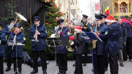 Eine Kapelle spielt in Hamburg Weihnachtsmusik.