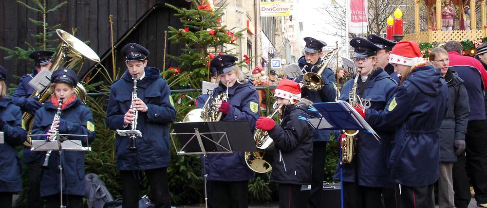Eine Kapelle spielt in Hamburg Weihnachtsmusik.