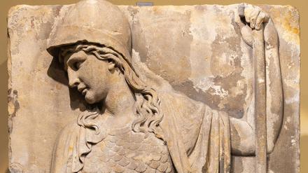Minerva, Göttin des Handwerks, ist auf einer Platte des Münzfrieses von Johann Gottfried Schadow im Knoblauchaus in Berlin zu sehen.