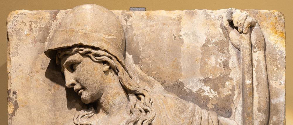 Minerva, Göttin des Handwerks, ist auf einer Platte des Münzfrieses von Johann Gottfried Schadow im Knoblauchaus in Berlin zu sehen.