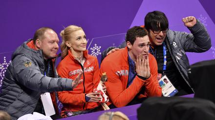 2018 führte Alexander König (l.) Aljona Savchenko und Bruno Massot zu Olympiagold im Paarlaufen.