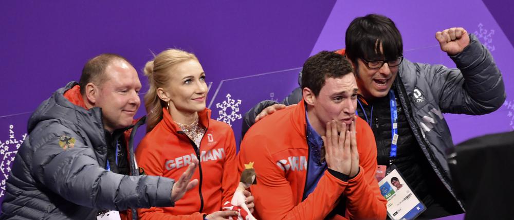 2018 führte Alexander König (l.) Aljona Savchenko und Bruno Massot zu Olympiagold im Paarlaufen.
