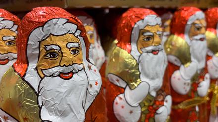 Schokoladennikoläuse in einem Supermarkt.