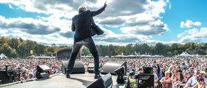22.05.2022, xlakx, Entertainment Musik, Schlagerinsel Open Air emspor, v.l.Bernhard Brink Live auf der Buehne bei der großen Schlagerinsel Sommer-Tour 2022 auf dem Zentralen Festplatz Berlin Berlin *** 22 05 2022, xlakx, entertainment music, Schlagerinsel Open Air emspor, v l Bernhard Brink Live on stage at the big Schlagerinsel Summer Tour 2022 at the Central Festival Square Berlin Berlin 