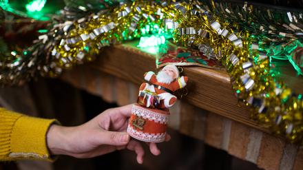 Eine Weihnachtsmannfigur wird aufgehangen.