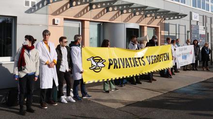 Die Klimaschutzgruppe „Scientist Rebellion“ demonstriert am Berliner Flughafen BER gegen Privatjets.