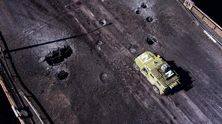 Ein russisches Militärfahrzeug auf der zerstörten Antonovsky-Brücke in Cherson-Stadt.