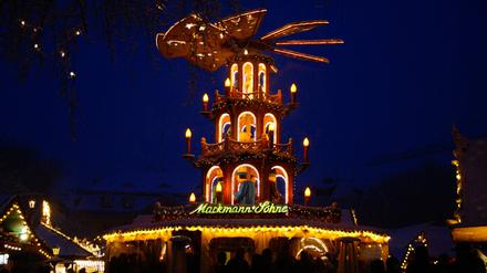 Eine große Weihnachtspyramide auf einem Weihnachtsmarkt. 
