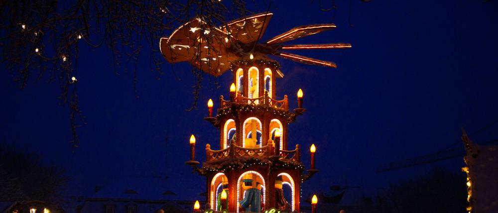 Eine große Weihnachtspyramide auf einem Weihnachtsmarkt. 
