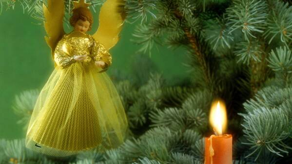 Weihnachtsengel hängt am Christbaum, brennende Kerze, Weihnachtszeit, Advent, Christmas angel hangs on the Christmas tree, burning candle, yule tide *** Christmas angel Hangs on christmas tree, Burning end Candle, Christmas time, Advent, Christmas Angel Hangs ON The Christmas tree, Burning candle, Yule Tide Copyright: imageBROKER/BildagenturxGeduldig ibxege06792848.jpg Bitte beachten Sie die gesetzlichen Bestimmungen des deutschen Urheberrechtes hinsichtlich der Namensnennung des Fotografen im direkten Umfeld der Veröffentlichung!