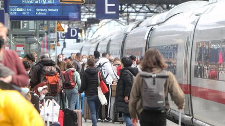 Reisende betreten einen ICE. Aktuell lockt die Deutsche Bahn mit einer Sparpreis-Aktion.