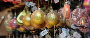 Tannenbaumanhänger in einem Schaufenster.