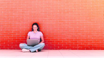Jüngere verbringen fast fünf Stunden mit medialen Internetinhalten.