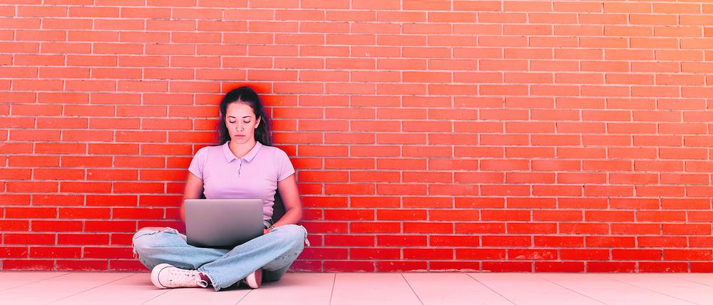 Jüngere verbringen fast fünf Stunden mit medialen Internetinhalten.