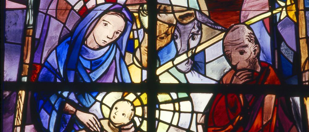Buntes bemaltes Kirchenfenster in Villingen-Schwenningen, Baden-Württemberg, Deutschland.
