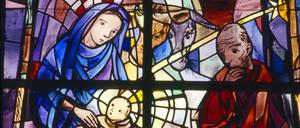 Buntes bemaltes Kirchenfenster in Villingen-Schwenningen, Baden-Württemberg, Deutschland.