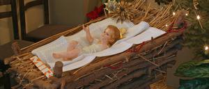 Eine Jesusfigur in einer Krippe.