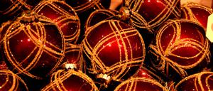 Rote Christbaumkugeln liegen nebeneinander.