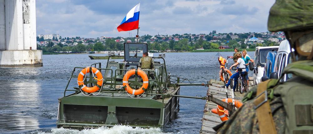 Ein russisches Boot auf dem Dnipro.