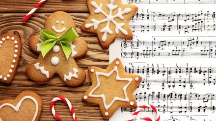 Weihnachtsplätzchen liegen neben einer Notenpartitur.