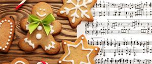 Weihnachtsplätzchen liegen neben einer Notenpartitur.