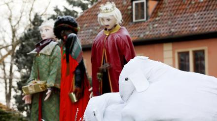 Die Heiligen Drei Könige mit Schafen.