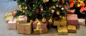 Unter einem Weihnachtsbaum stehen Geschenke.