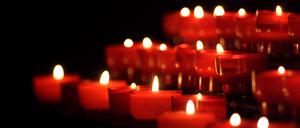 Eine Ansammlung von Kerzen.