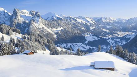 Eine verschneite Landschaft in den Bergen.