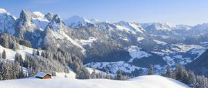 Eine verschneite Landschaft in den Bergen.