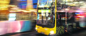 18.12.2021,Berlin,Deutschland,GER,der Weihnachtsmarkt am Breitscheidplatz.Kaiser-Wilhelm-Gedächtnis-Kirche.BVG Autobus M19.Kurfürstendamm. *** 18 12 2021,Berlin,Germany,GER,the Christmas market at Breitscheidplatz Kaiser Wilhelm Memorial Church BVG bus M19 Kurfürstendamm 