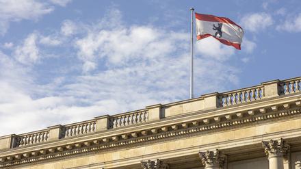 Das Abgeordnetenhaus von Berlin mit Landesflagge.