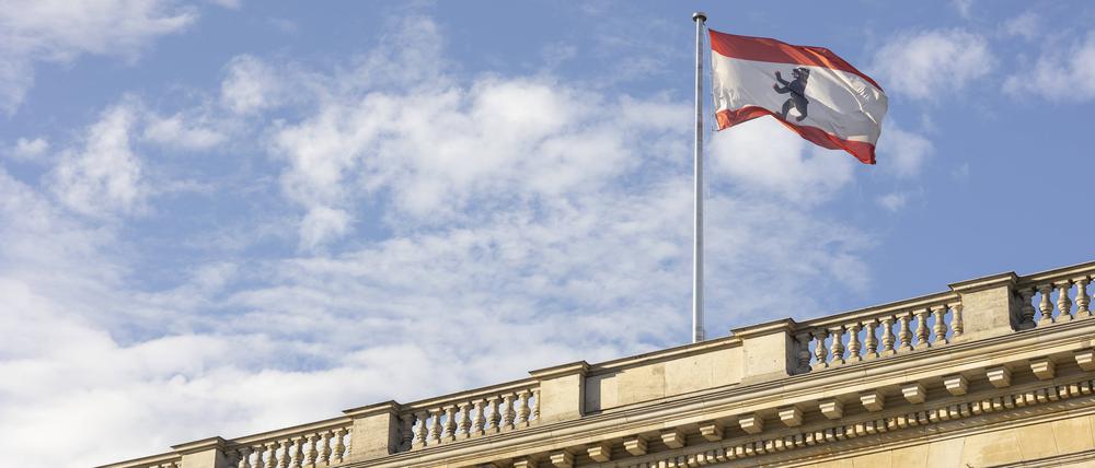 Das Abgeordnetenhaus von Berlin mit Landesflagge. 
