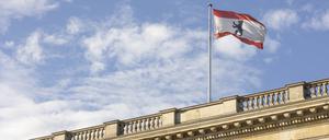 Das Abgeordnetenhaus von Berlin mit Landesflagge. 