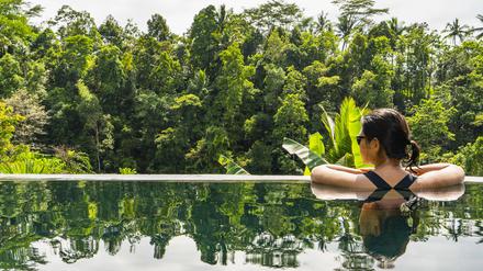 Touristin auf Bali: Vom Laptop rasch in den Pool?