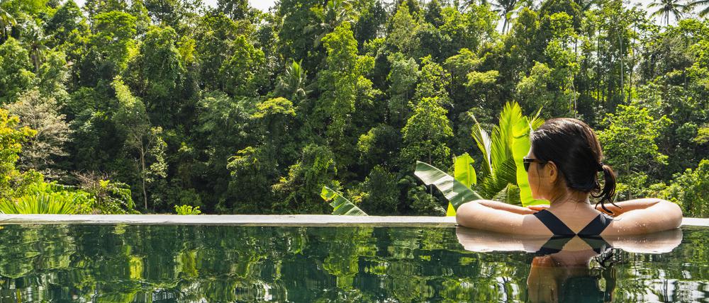 Touristin auf Bali: Vom Laptop rasch in den Pool?