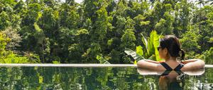 Touristin auf Bali: Vom Laptop rasch in den Pool?