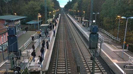 Zweimal pro Stunde ist auf dem Bahnhof ein bisschen was los. Wenn Pendler-Züge halten.