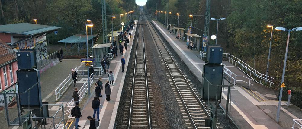 Zweimal pro Stunde ist auf dem Bahnhof ein bisschen was los. Wenn Pendler-Züge halten. 