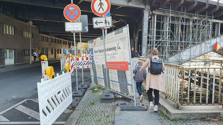 Stolpern durch Lücken. Mittlerweile hat die Bahn den Zugang am Reichstagufer wieder versperrt.